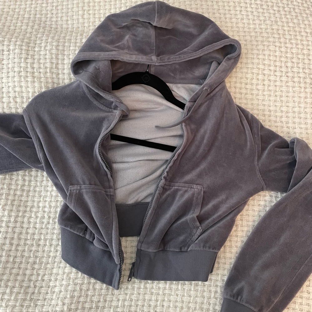 #johngalt velvet zip up 
One size 
Minor bleach stain 
#brandymelville